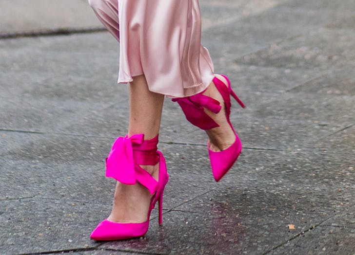 Шикарная бабенка в розовых туфельках