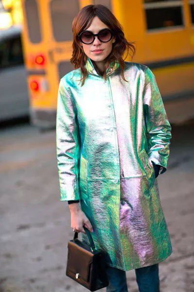 Alexa Chung, в плаще хамелионе, от Marc Jacobs