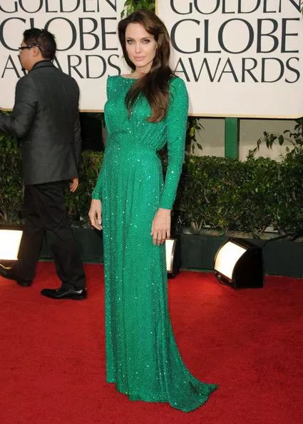 Анджелина Джоли в длинном, зеленом, блестящем платье
