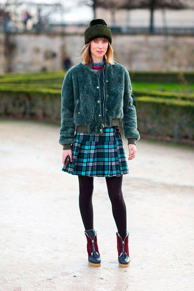 Anya Ziouova в юбке, шапке, куртке от Tommy Hilfiger. Уличная мода Парижа осень 2014