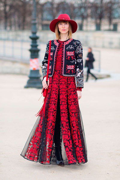 Anya Ziourova в красном платье и болеро от Valentino. Уличная мода Парижа осень 2014