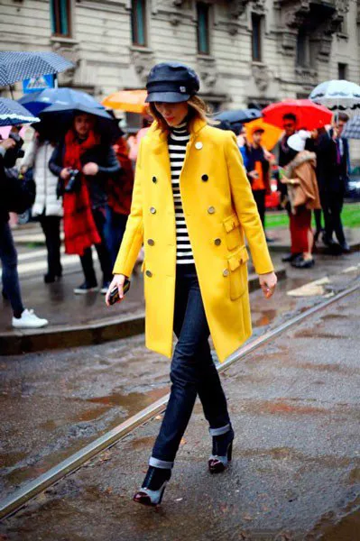 Anya Ziourova в желтом пальто и джинсах от Gucci. Неделя моды в Милане осень/зима 2015