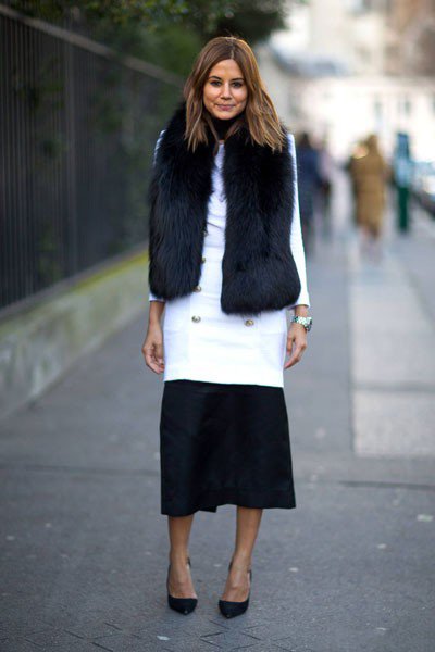 Christine Centenera в шикарном платье и меховой жилетке. Уличная мода Парижа осень 2014