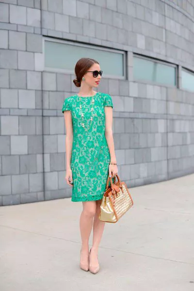 Девушка в ажурном зеленом платье, бежевых туфлях и золотой цепочке