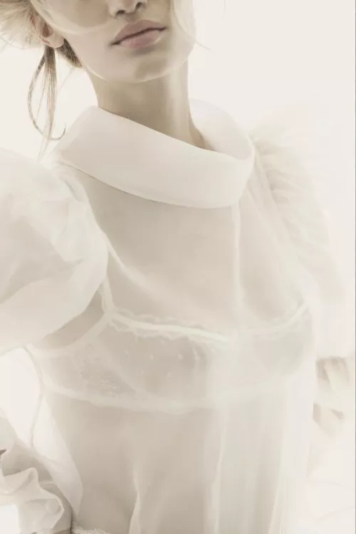 Девушка в белой полупрозрачной блузе