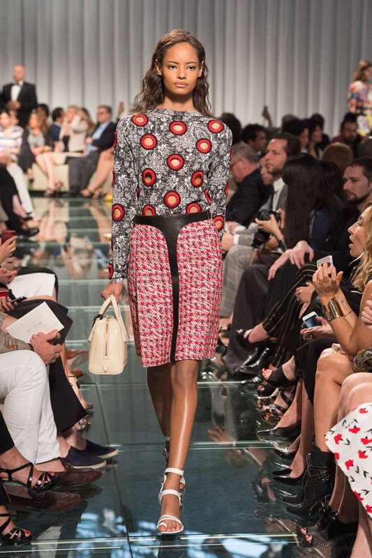 Девушка в блузе в точку от Louis Vuitton