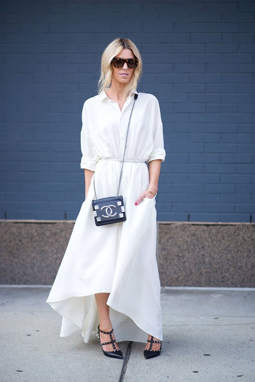 Девушка в длинном, белом платье с сумкой Chanel и туфлях от Valentino