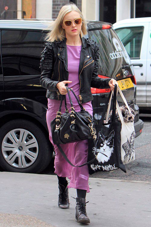 Девушка в длинном, фиолетовом платье, короткой, кожаной куртке и ботинках