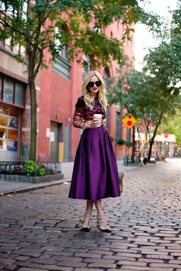 Девушка в фиолетовой юбке миди и туфлях от Valentino