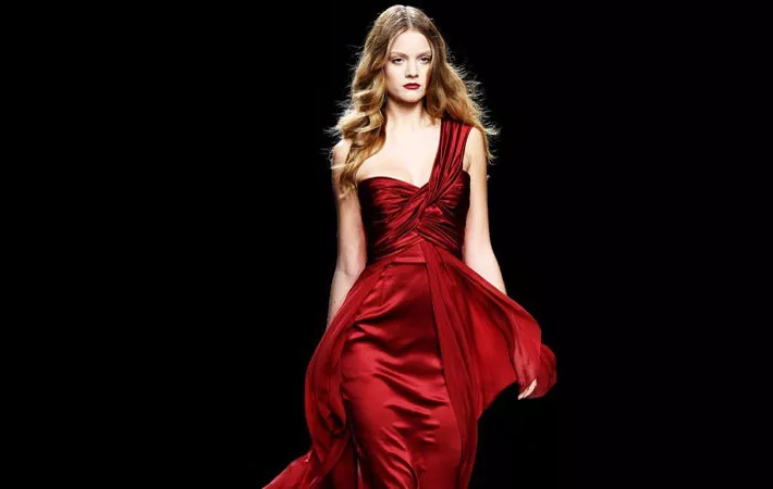 Девушка в красном платье с вырезом и открытыми руками