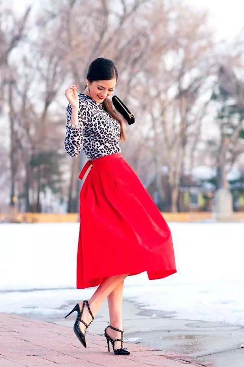Девушка в красной юбке миди, леопардовой блузе и туфлях на шпильке