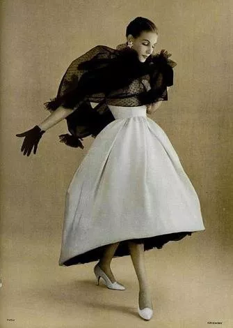 Девушка в платье Givenchy 1950 год