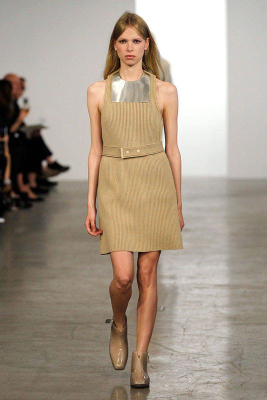 Девушка в платье стиля сафари от Calvin Klein