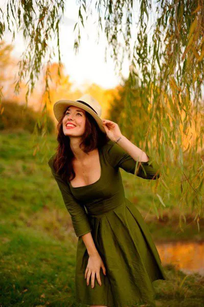 Девушка в пышном зеленом платье и шляпе