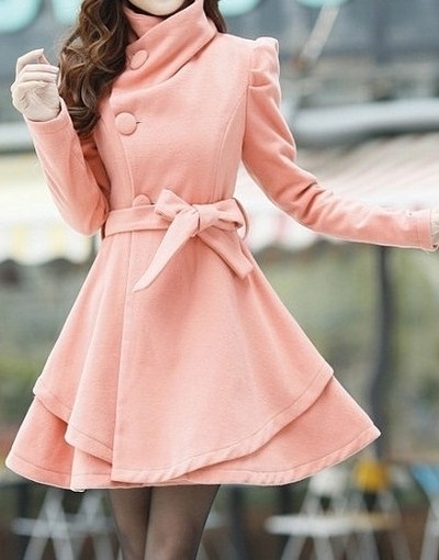 Девушка в розовом пальто с пышной юбкой