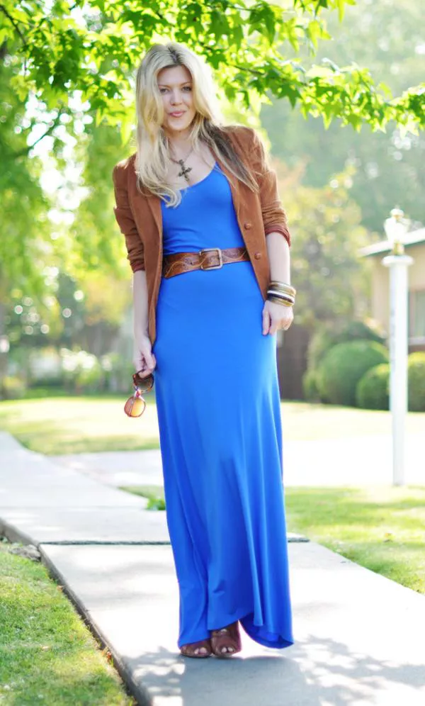 Девушка в синем узком платье в пол и коричневый жакет