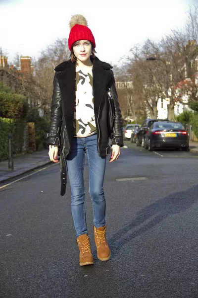 Девушка в тимберлендах, джинсах и кожаной куртке