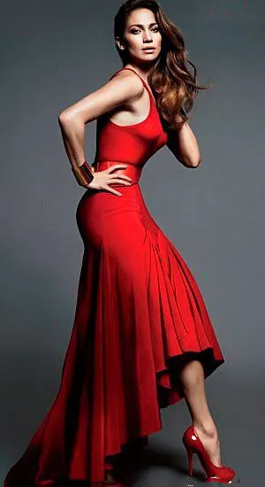 Дженнифер Лопес в вечернем, красном платье и красных туфлях на высой шпильке