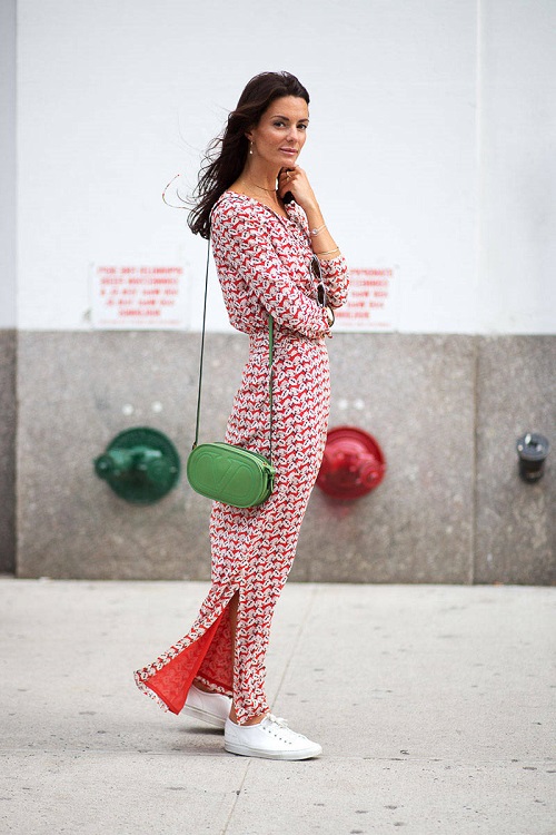 Hedvig Opshaug в красном платье с абстрактным принтом и кроссовках