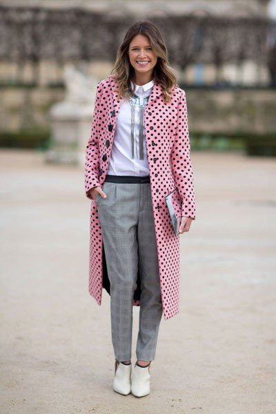 Helena Bordon в серых брюках и розовом пальто. Уличная мода Парижа осень 2014