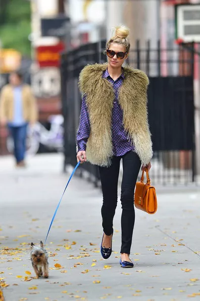 Jessica Hart в меховом жилете прогуливается со своей собачкой по улицам Нью-Йорка