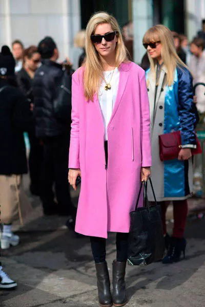 Joanna Hillman в обуви от Celine, сумкой от Alexander Wang и розовом пальто