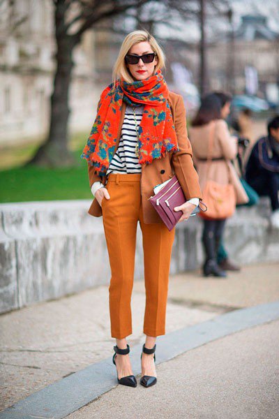 Joanna Hillman в рыжеватых брюках 3/4. Уличная мода Парижа осень 2014