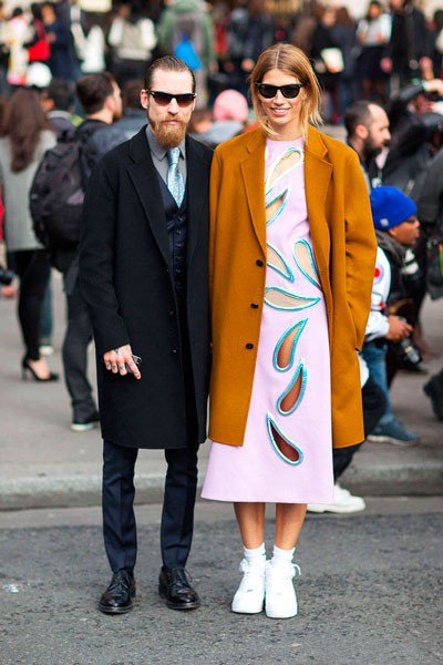 Justin O'Shea и Veronika Heilbrunner в платье от Christopher Kane. Уличная мода Парижа осень 2014
