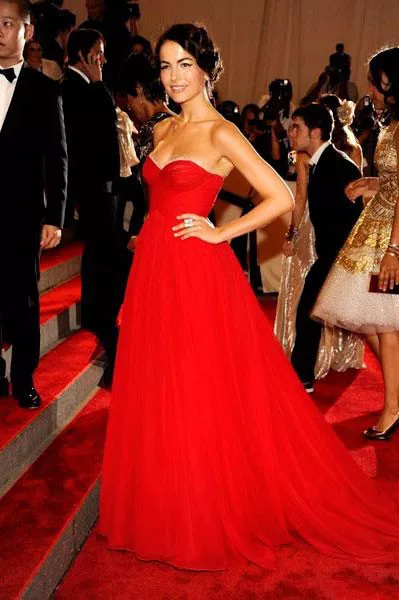 Камилла Белль в вечернем, красном платье со шлейфом