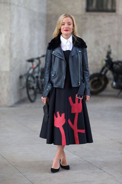 Kate Foley в черной юбке с принтом. Уличная мода Парижа осень 2014