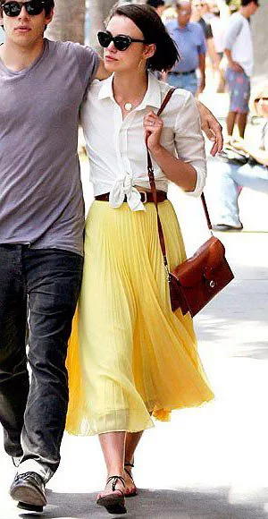 Кира Найтли в лимонной, расклешенной юбке миди и белой блузе