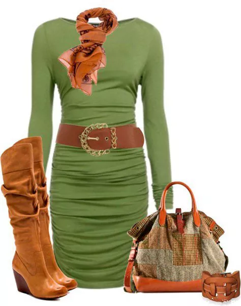Коричневые сапоги, шарф, ремень и сумка как аксессуар к зеленому платью