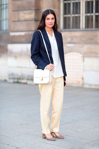 Leila Yavari в светлых брюках и темно-синем пиджаке. Уличная мода Парижа осень 2014