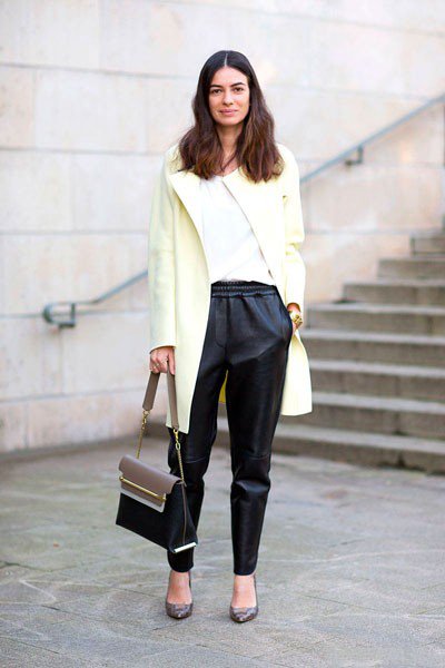 Leila Yavari в кожаных штанах и светлом пальто. Уличная мода Парижа осень 2014
