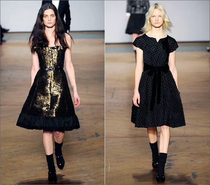 Девушки в черном и золотистом платье от Marc Jacobs в стиле Нью Лук
