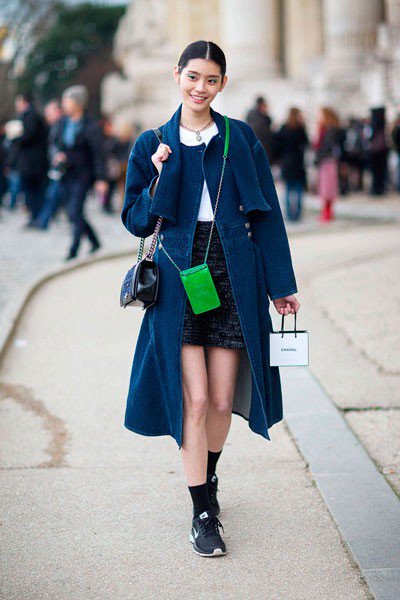 Ming Xi в синем пальто. Уличная мода Парижа осень 2014
