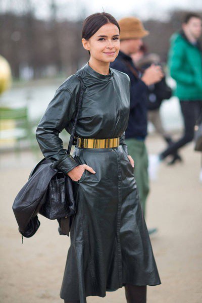 Miroslava Duma в кожаном платье. Уличная мода Парижа осень 2014