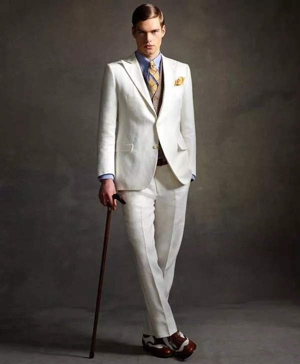 Модель в белом костюме в стиле Великий Гетсби, жилет и голубая рубаха