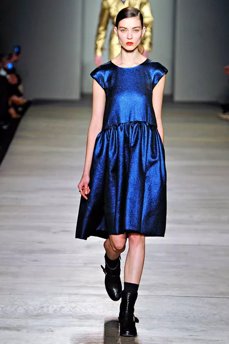 Модель в блестящем синем платье-миди