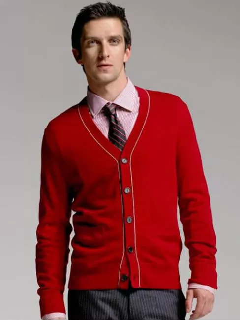 Модель в красном кардигане на пуговицах и брюках в полоску, деловой стиль