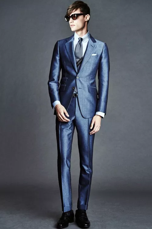 Модель в сером блестящем костюме, приталенный пиджак на двух пуговицах, галстук в тон