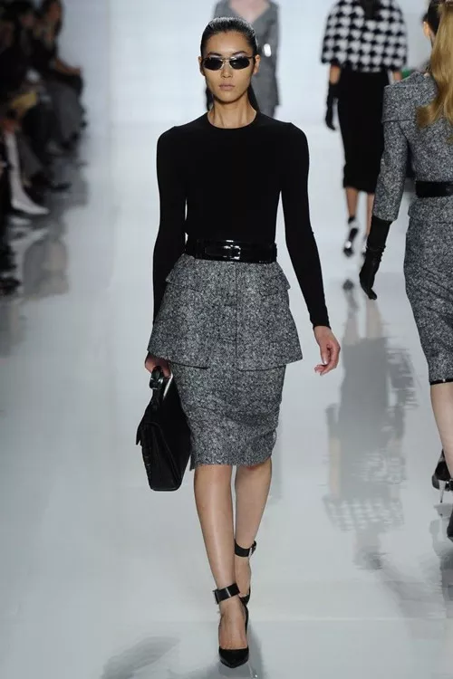 Модель в серой юбке карандаш и черной кофте, деловой стиль