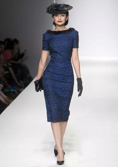 Модель в сине черном платье-футляр с меховым воротничком