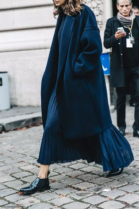 Модель в синем платье и пальто