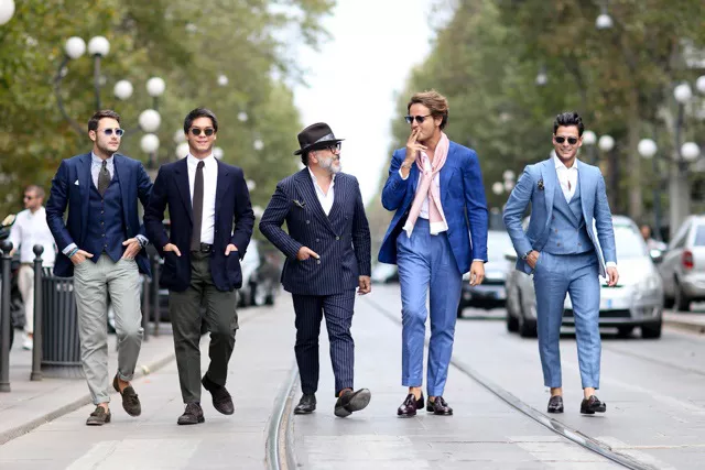 Мужчины в костюмах на неделе моды в Милане
