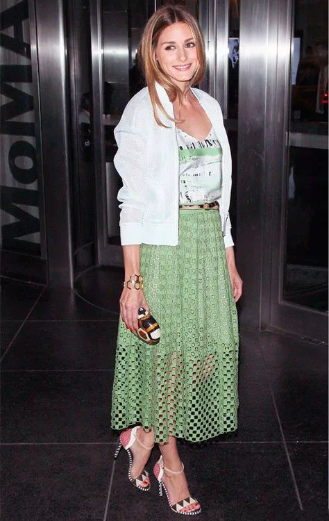Оливия Палермо в зеленой, широкой юбке миди и белом жакете