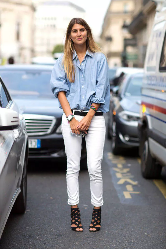 Посетительница парижского шоу в светло голубых джинсах и голубой рубахе