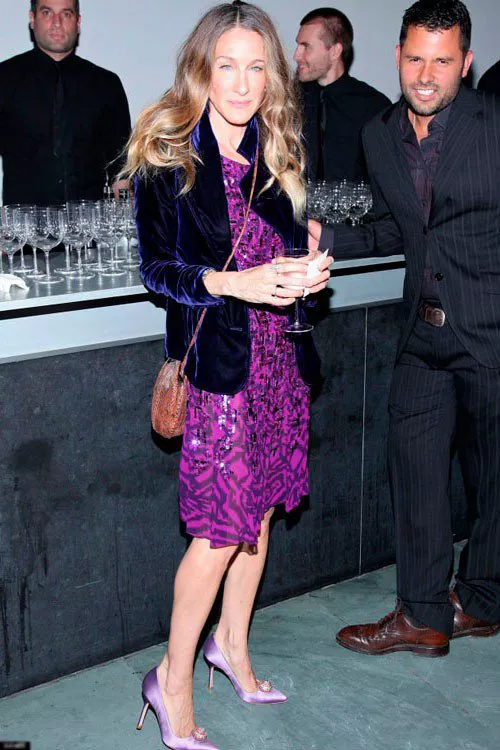 Сара Джессика Паркер в фиолетовом платье и фиолетовых туфлях лодочках
