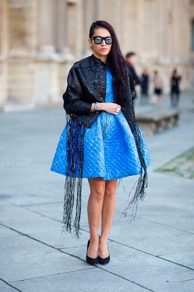 Tina Leung в удивительном, синем платье. Уличная мода Парижа осень 2014