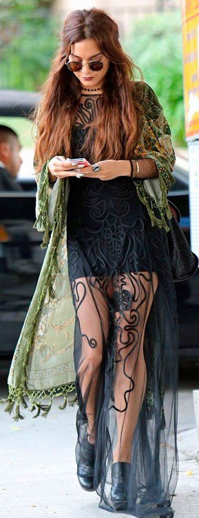 Ванесса Хадженс в длинном, черном платье и длинном кимоно